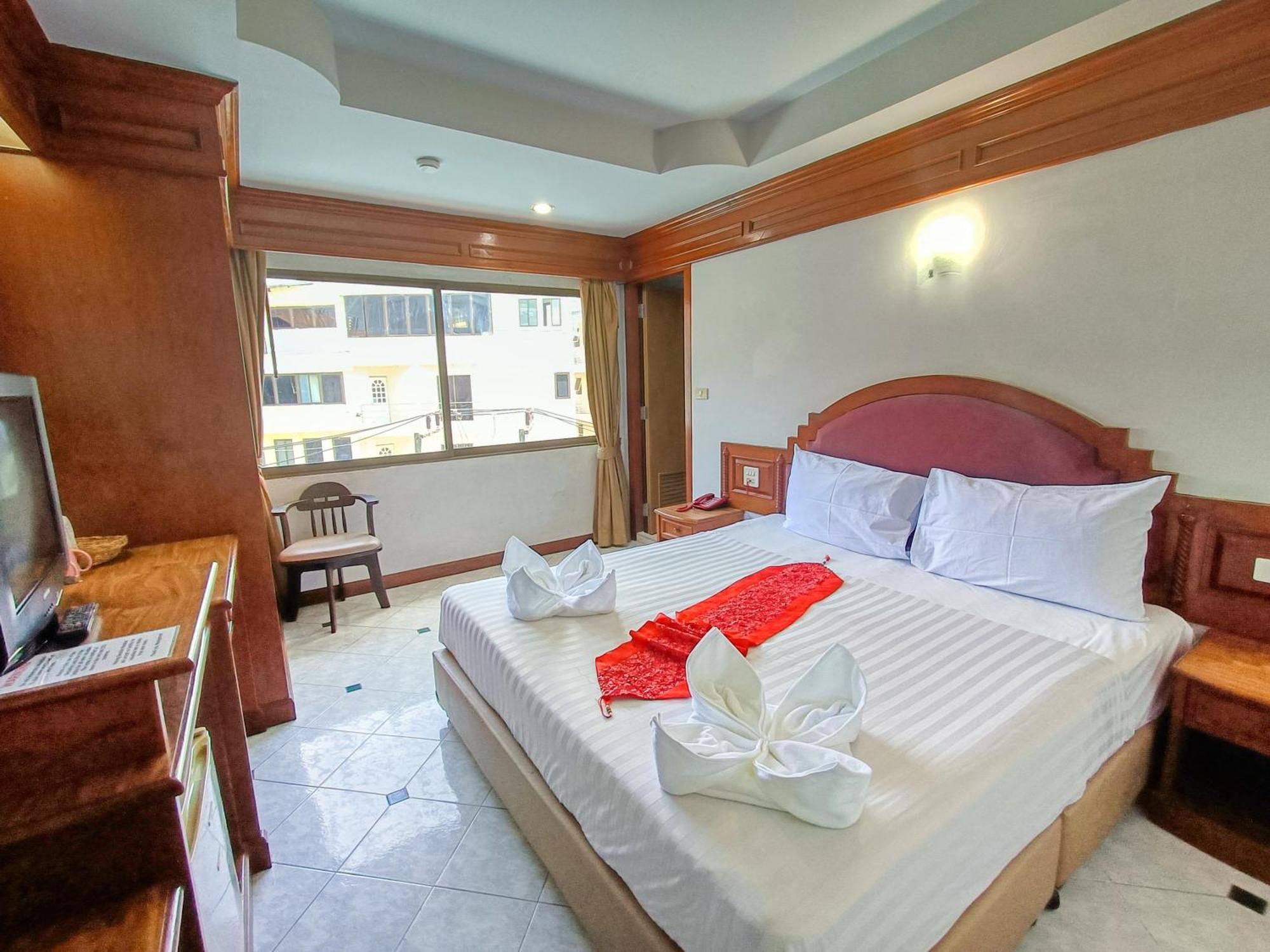 Black Pearl Patong Beachfront Exterior photo